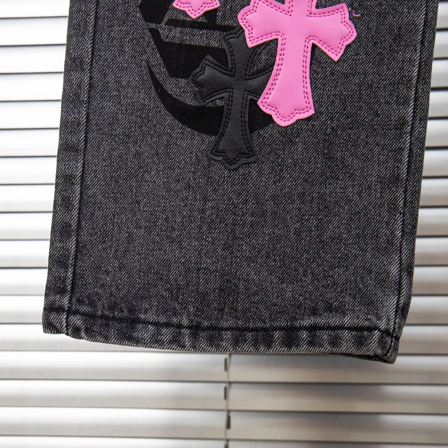 P260 Chrome Hearts Chrome Hearts Jeans Purple Matty Boy Sex Records Rivet Style Work Jeans CH Jeans need to be disassembled and washed before being dismantled and hand-stitched with sheepskin cross leather and then spliced ​​together to complete. The whole piece has too many craftsmanship to explain. The cabinet price is 16W+ level, patchwork cross pattern embellishment, high-waisted washed jeans! ! Absolutely high-end luxury products, 8W+ level god-level items, super popular products, made with top heavy industry, a magic weapon that cannot be missed. About Kroxin This is an extremely luxurious fashion brand, which can also be called the aristocrats of the high street. It has always been an exclusive brand for some hipsters or rich second generation. Compared with ordinary high streets, it is more luxurious and noble. Compared with luxury brands, it has a more fashionable personality and has always been a brand that I have a special liking for. Style number: 1761# Size: 28 30 32 34 36